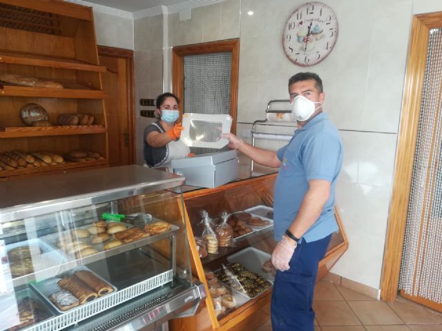 El Ayuntamiento de Molina de Segura reparte entre los comercios molinense unas 1.200 pantallas de protección frente al COVID-19 donadas por la empresa Flexomed - 4, Foto 4