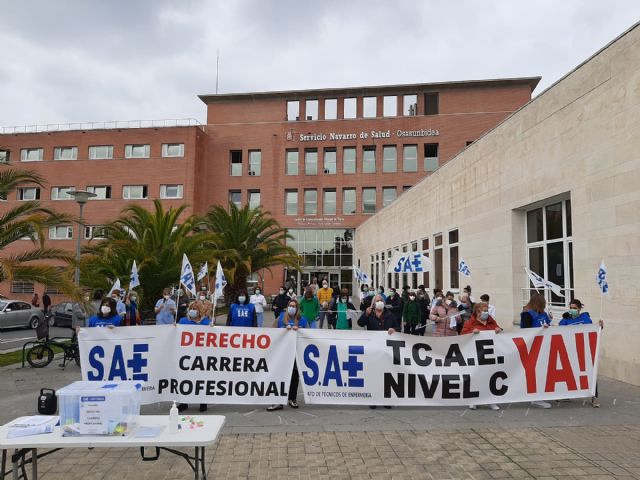 Medio centenar de TCE se concentran por sus derechos frente al centro de consultas Príncipe de Viana - 1, Foto 1