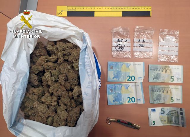 La Guardia Civil detiene a un joven que circulaba en un patinete eléctrico con cerca de medio kilo de marihuana - 1, Foto 1