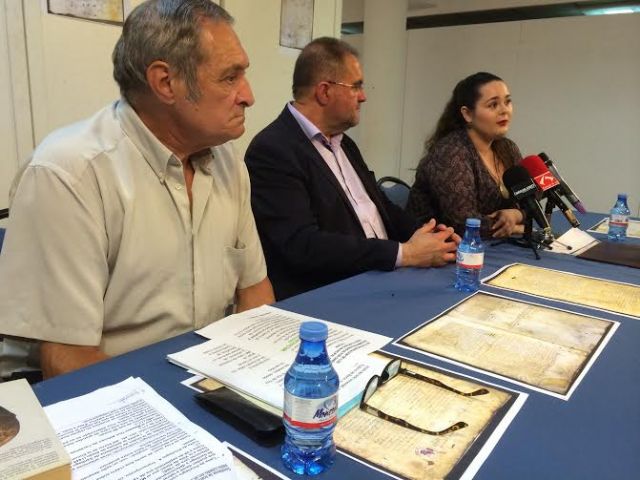 El escritor Ginés Rosa hace entrega al Ayuntamiento un total de 17 documentos medievales y otros de los siglos XVI al XVIII - 1, Foto 1