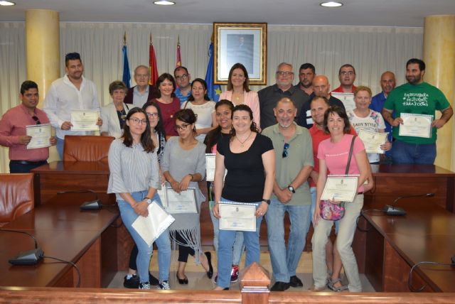 La alcaldesa y el edil de Desarrollo Local entregan los diplomas a los participantes del aula abierta Aprendiendo a cuidar y a cuidarse - 1, Foto 1