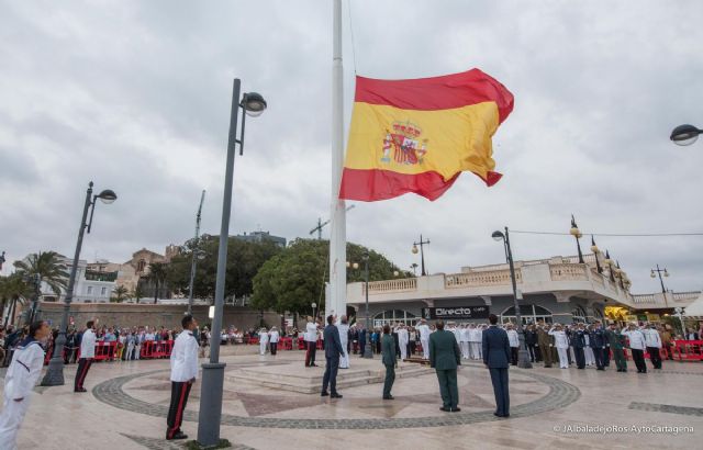 Las Fuerzas Armadas conmemoraron su día festivo con el arriado solemne de bandera - 1, Foto 1