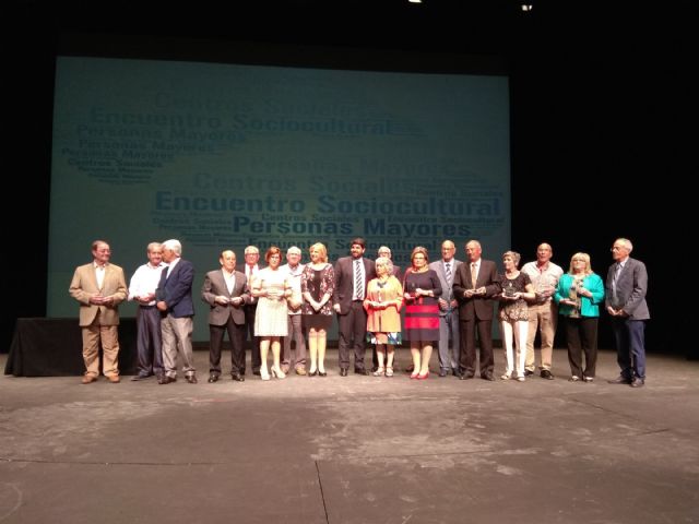 López Miras resalta el compromiso del Gobierno regional para potenciar el envejecimiento activo a través de los centros sociales - 2, Foto 2