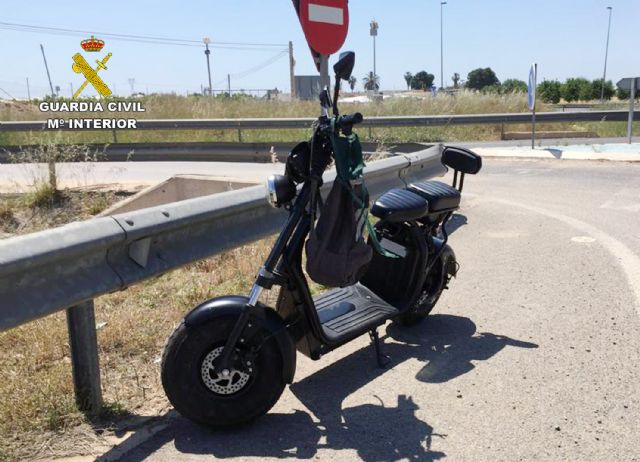 La Guardia Civil investiga al conductor de un patinete eléctrico por carecer de permiso de conducir y sextuplicar las tasas de alcoholemia - 2, Foto 2