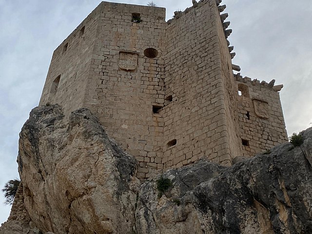 El equipo técnico encargado de las obras que se están desarrollando en el Castillo de Mula explica al alcalde los avances y hallazgos encontrados - 1, Foto 1