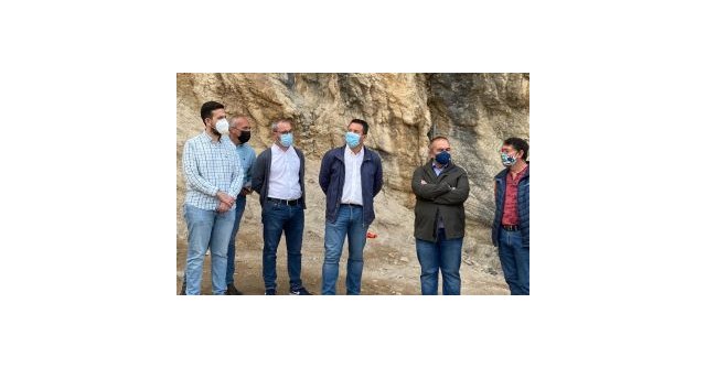 El equipo técnico encargado de las obras que se están desarrollando en el Castillo de Mula explica al alcalde los avances y hallazgos encontrados - 2, Foto 2