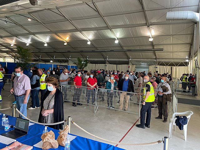 Unas 4400 personas  de 50 a 59 años está previsto que pasen hoy por el centro de vacunación de San Javier hasta las 19:00h - 1, Foto 1