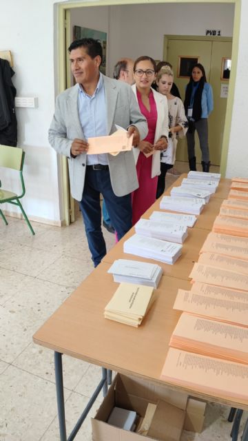 Los candidatos de Murcia Libre a la Comunidad y al Ayuntamiento de Murcia y Totana ejercen su derecho al voto - 1, Foto 1