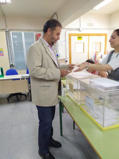 Los candidatos de Murcia Libre a la Comunidad y al Ayuntamiento de Murcia y Totana ejercen su derecho al voto - 2, Foto 2