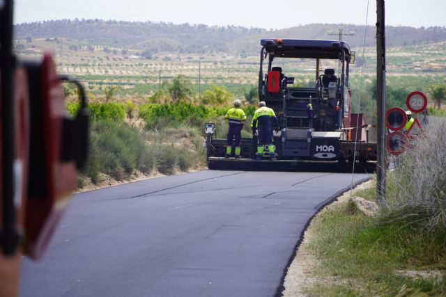Las obras de asfaltado en el camino de Las Encebras, eje principal de la pedanía, ya son una realidad - 1, Foto 1