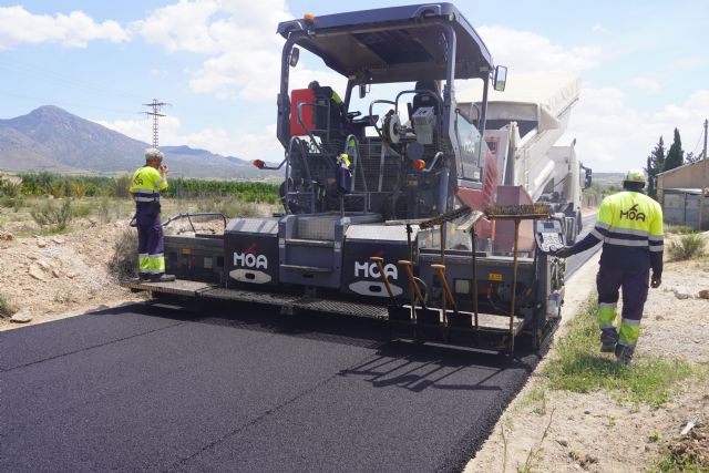 Las obras de asfaltado en el camino de Las Encebras, eje principal de la pedanía, ya son una realidad - 2, Foto 2