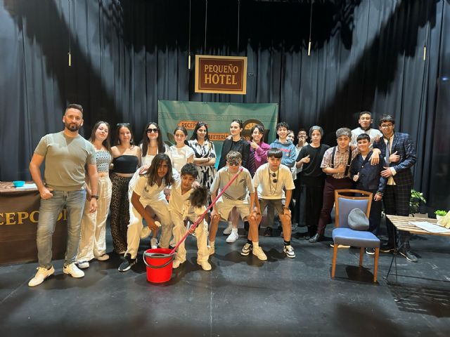 Alumnos del IES Valle del Segura llevan al teatro Victoria una obra teatral escrita por ellos mismos - 4, Foto 4
