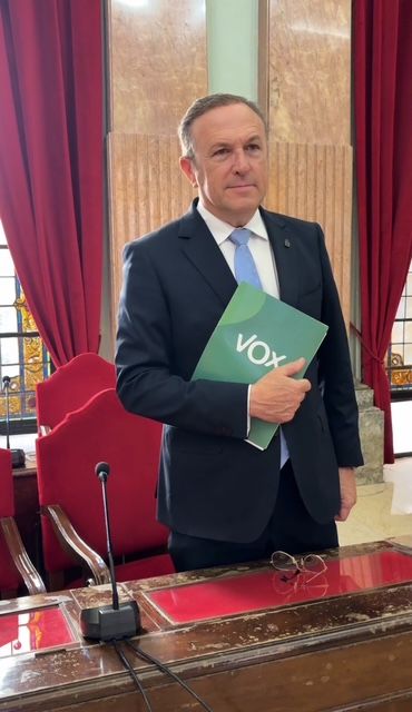 VOX pide al PP que ice la bandera de Espa�a en el Cuartel de Artilleria en su centenario