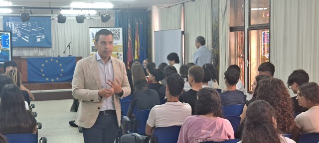 El eurodiputado Marcos Ros Sempere analiza el futuro de la UE en el IES Saavedra Fajardo - 2, Foto 2