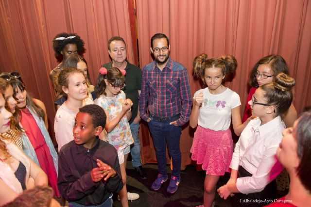Pequeños y jóvenes de la Escuela Municipal de Teatro despidieron el curso en El Luzzy - 3, Foto 3