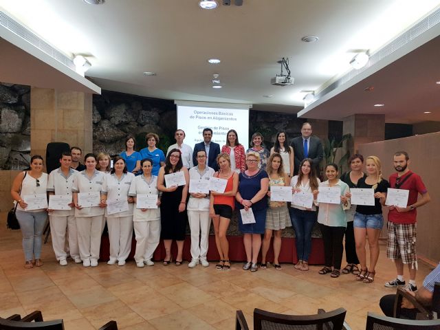 Una treintena de jóvenes de Águilas completan su formación en hostelería y turismo a través de dos cursos del SEF - 1, Foto 1