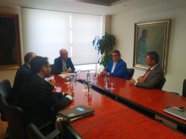 El consejero de Desarrollo Econmico recibe al presidente de la Federacin de Industrias del Calzado Español, Foto 1