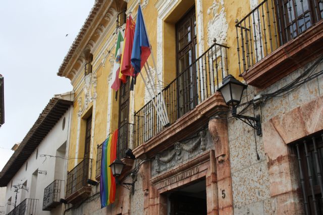 La bandera arcoíris ondea, por primera vez, en el Ayuntamiento de Cehegín, para conmemorar el Día de la Diversidad Sexual - 1, Foto 1