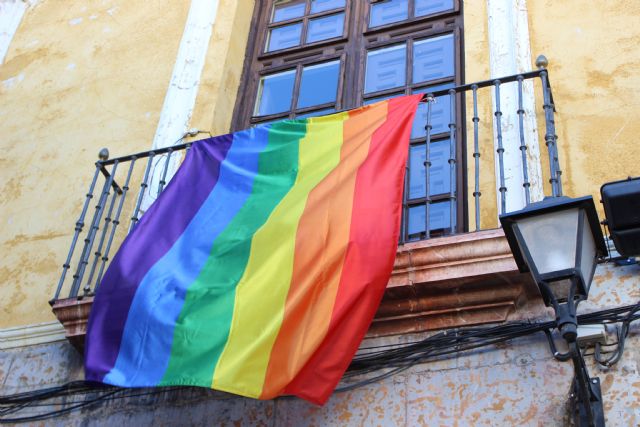 La bandera arcoíris ondea, de nuevo, Ayuntamiento de Cehegín, para conmemorar el Día de la Diversidad Sexual - 1, Foto 1