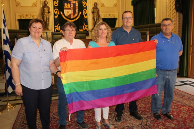 Colocada bandera del Orgullo LGTBI en el balcón del Ayuntamiento de Jumilla - 1, Foto 1