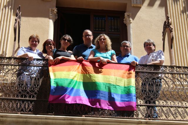 Colocada bandera del Orgullo LGTBI en el balcón del Ayuntamiento de Jumilla - 2, Foto 2