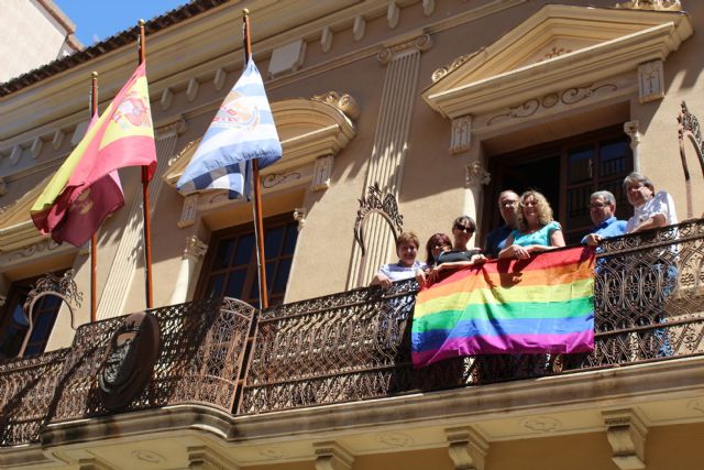 Colocada bandera del Orgullo LGTBI en el balcón del Ayuntamiento de Jumilla - 3, Foto 3