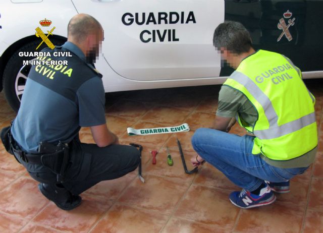 La Guardia Civil detiene a los cinco integrantes de un grupo delictivo dedicado a robar en viviendas, Foto 1