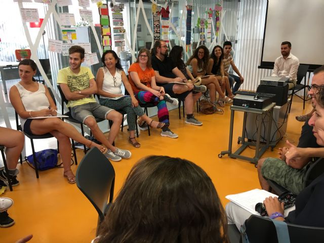 El director general de Juventud visita a los jóvenes que participan en el módulo Procesos grupales educativos en el tiempo libre infantil y juvenil - 1, Foto 1