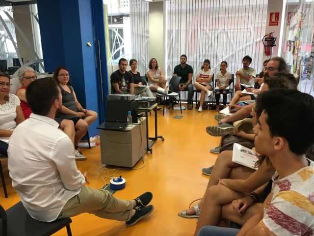El director general de Juventud visita a los jóvenes que participan en el módulo Procesos grupales educativos en el tiempo libre infantil y juvenil - 2, Foto 2