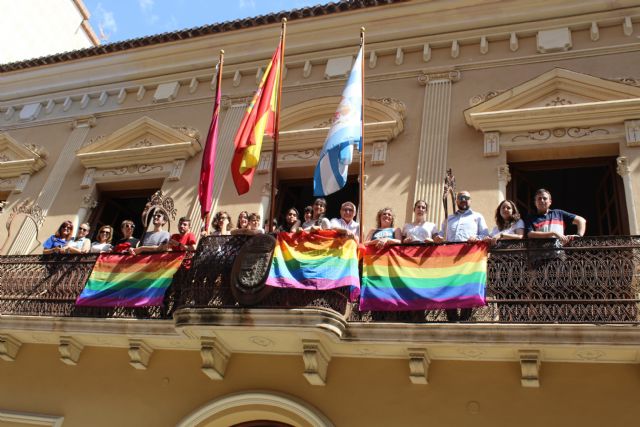 Colocada la bandera del orgullo LGTBI en el balcón del Ayuntamiento y en marcha la ruta 'Jumilla es diversa' - 1, Foto 1