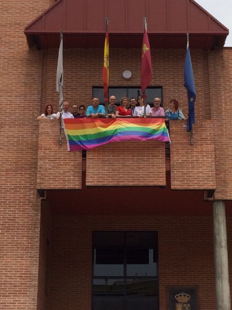 La bandera LGTBI ondea en el balcón del Ayuntamiento de Molina de Segura con motivo del Día Internacional del Orgullo 2018 - 1, Foto 1
