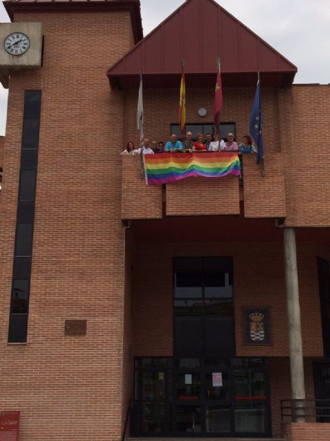 La bandera LGTBI ondea en el balcón del Ayuntamiento de Molina de Segura con motivo del Día Internacional del Orgullo 2018 - 2, Foto 2