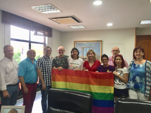 La bandera LGTBI ondea en el balcón del Ayuntamiento de Molina de Segura con motivo del Día Internacional del Orgullo 2018 - 3, Foto 3