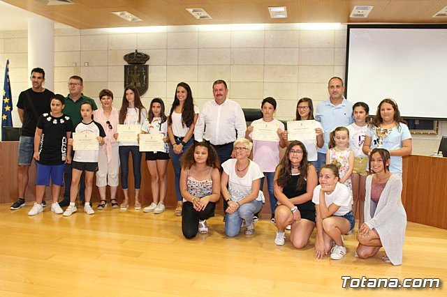 The City Council carries out an institutional recognition to the students of the different educational centers of Totana that have obtained good results in the regional program of School Sports, Foto 1