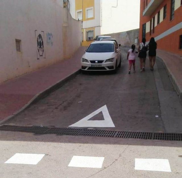 Se efectúan trabajos de señalización vial que mejorarán el acceso de los vecinos del barrio de la Era Alta a la avenida de Lorca, Foto 2