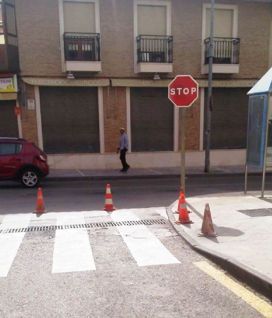 Se efectúan trabajos de señalización vial que mejorarán el acceso de los vecinos del barrio de la Era Alta a la avenida de Lorca, Foto 3