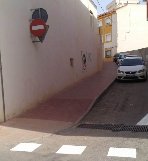 Se efectúan trabajos de señalización vial que mejorarán el acceso de los vecinos del barrio de la Era Alta a la avenida de Lorca, Foto 5