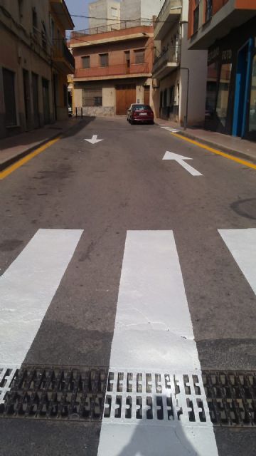 Se efectúan trabajos de señalización vial que mejorarán el acceso de los vecinos del barrio de la Era Alta a la avenida de Lorca, Foto 6