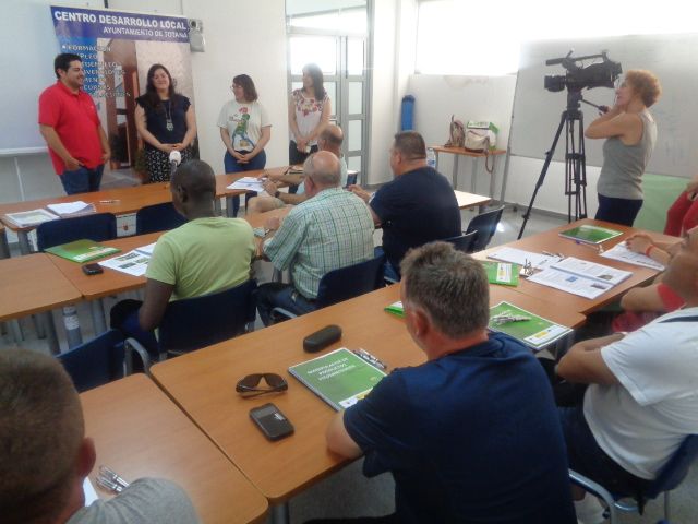 A total of 15 people participate in the Training Course for Treatments with Basic Level Phytosanitary Pesticides, Foto 6