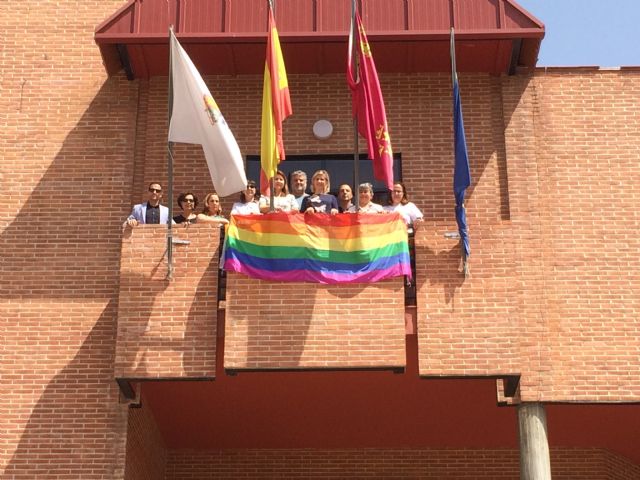 El Ayuntamiento de Molina de Segura se suma a las voces que claman por la libertad y la igualdad en el Día Internacional del Orgullo 2019 con el despliegue de la bandera LGTBIQ en el balcón municipal - 1, Foto 1