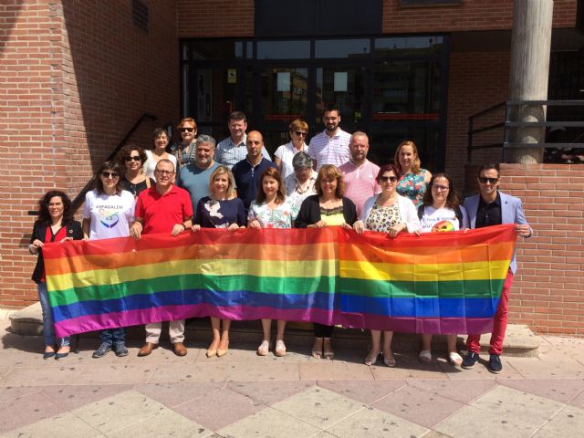 El Ayuntamiento de Molina de Segura se suma a las voces que claman por la libertad y la igualdad en el Día Internacional del Orgullo 2019 con el despliegue de la bandera LGTBIQ en el balcón municipal - 2, Foto 2