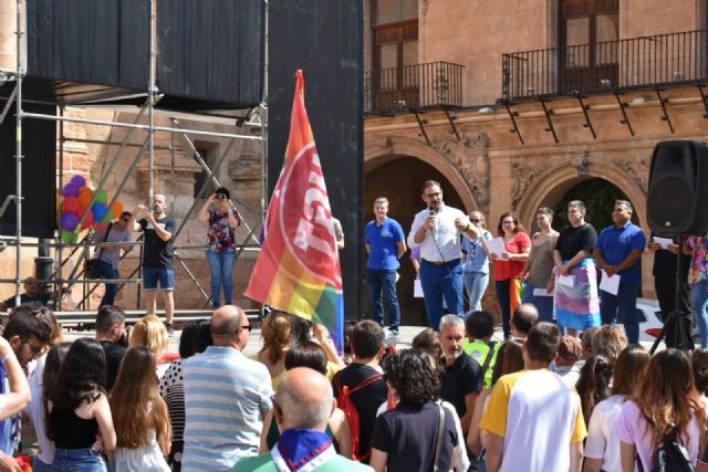 Lorca conmemora el Día Internacional del Orgullo LGTBIQ con la lectura de un manifiesto y la colocación de la bandera arcoíris en el balcón del Ayuntamiento - 1, Foto 1