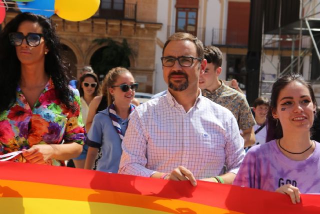 Lorca conmemora el Día Internacional del Orgullo LGTBIQ con la lectura de un manifiesto y la colocación de la bandera arcoíris en el balcón del Ayuntamiento - 2, Foto 2