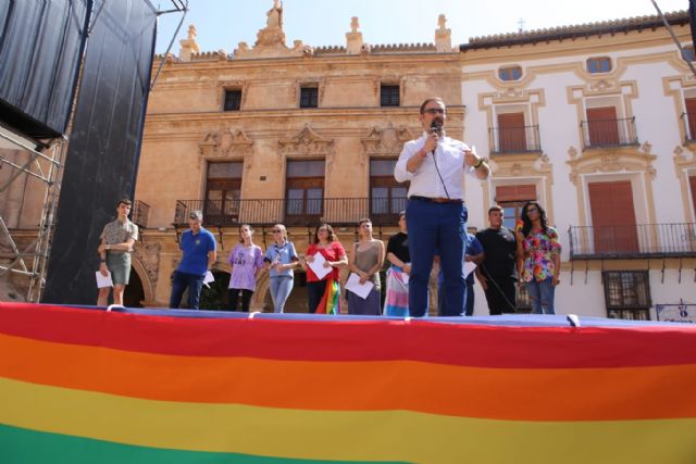 Lorca conmemora el Día Internacional del Orgullo LGTBIQ con la lectura de un manifiesto y la colocación de la bandera arcoíris en el balcón del Ayuntamiento - 3, Foto 3