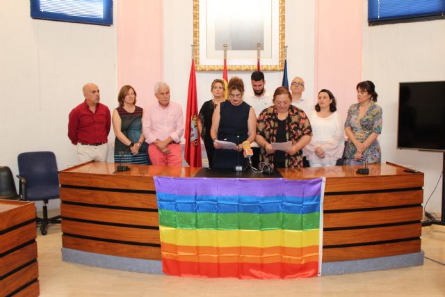 El Ayuntamiento de Alcantarilla se une al resto de los ayuntamientos, con la lectura de la Declaración Institucional para conmemorar el Día Internacional del Orgullo LGTBIQ - 1, Foto 1