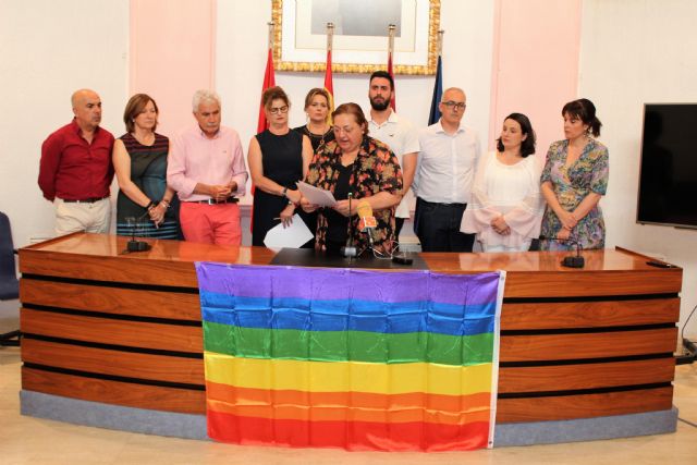 El Ayuntamiento de Alcantarilla se une al resto de los ayuntamientos, con la lectura de la Declaración Institucional para conmemorar el Día Internacional del Orgullo LGTBIQ - 2, Foto 2