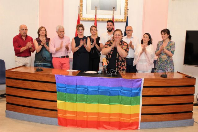 El Ayuntamiento de Alcantarilla se une al resto de los ayuntamientos, con la lectura de la Declaración Institucional para conmemorar el Día Internacional del Orgullo LGTBIQ - 3, Foto 3