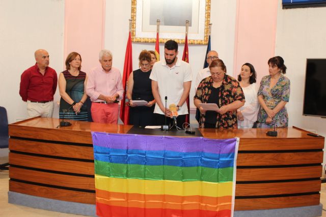 El Ayuntamiento de Alcantarilla se une al resto de los ayuntamientos, con la lectura de la Declaración Institucional para conmemorar el Día Internacional del Orgullo LGTBIQ - 4, Foto 4