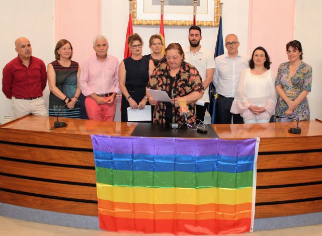 El Ayuntamiento de Alcantarilla se une al resto de los ayuntamientos, con la lectura de la Declaración Institucional para conmemorar el Día Internacional del Orgullo LGTBIQ - 5, Foto 5