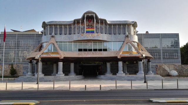 La Asamblea exhibe la bandera arcoiris con motivo del día del orgullo LGTBI - 1, Foto 1